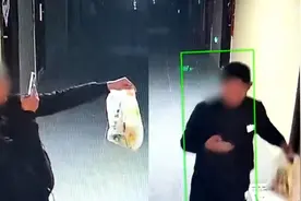 小哥送达外卖拍照后取走餐品，顾客：好笑又无语，已向平台反映视频封面