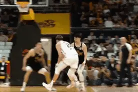 动作有点大！周琦肘击李金效裁判吹罚违体，回看后被驱逐出场图片