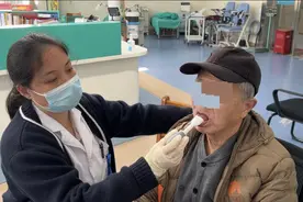 八旬爹爹脑梗“偏瘫”，半个月康复训练后恢复行走图片