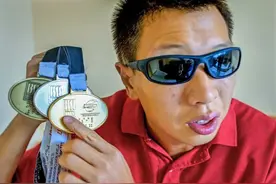 精神的力量是无穷的 六旬无手摄影师用镜头展现中国残疾运动员风采图片