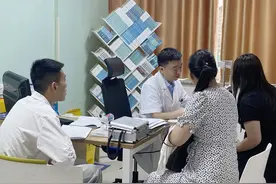 一起走进“无镜视界” 姐弟俩相约湘潭爱尔仁和摘“镜”图片