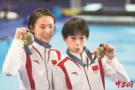 中国队实现奥运会跳水女子双人10米台七连冠图片