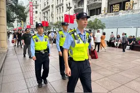 南京路上金字招牌 守护日均20万大客流图片