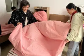 十多岁的孩子就寄宿在学校，他们更信任老师，学校为他们做了些啥？图片