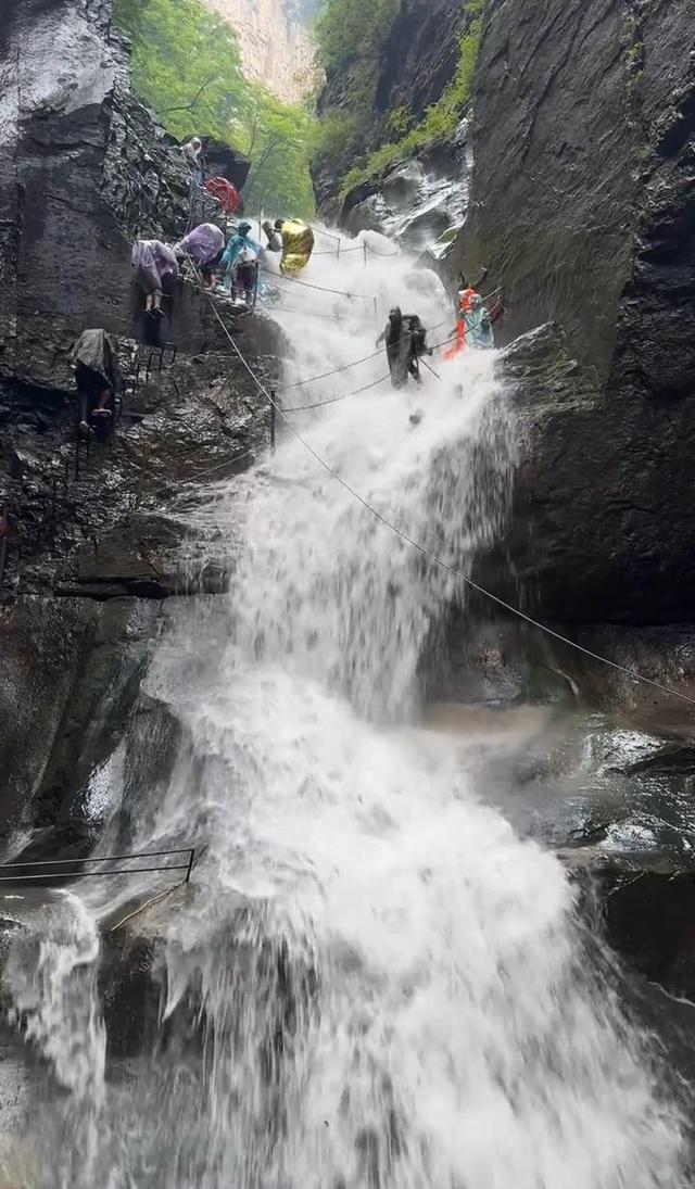 南太行著名徒步路线“一线天”突发山洪，驴友涉险通过，专业领队提醒谨慎前往
