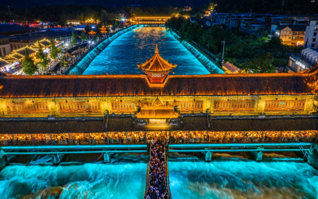 《堰明山青幸福人》 ——致青城山-都江堰申遗成功25周年