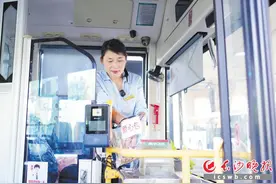 全国“最美公交司机”艾桃香：《长沙晚报》激励我向上向善图片