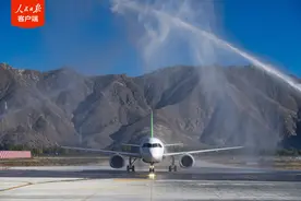 C919首次飞抵拉萨，国产商用飞机相聚青藏高原图片