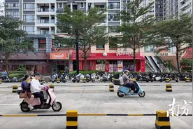 广州祈福缤纷汇小区出入口摆大量石墩，业主反映出行频出事故图片