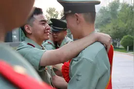 组图 | 退伍季，火车站的深情离别图片