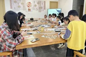 自制自演皮影戏你尝试过吗？不少人被这“光影中的艺术”深深吸引图片