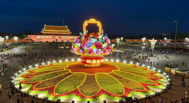 天安门广场大花篮亮灯 观花人如潮