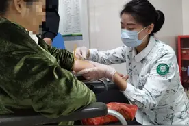 坚守岗位 她在医院度过的第24个国庆节图片