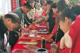 俺村俺家年味浓|送福到家，章丘书法家现场泼墨写春联图片