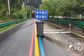 黟县宏儒公路宏村隧道口附近山体塌方，交通中断图片