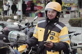 自称3年挣102万外卖员被曝发生车祸，朋友：骨折，正住院治疗图片