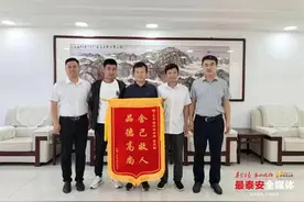 望岳正能量 | 女子落水命悬一线，危急关头他纵身一跃……图片