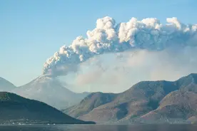 印尼火山连续剧烈喷发，中国游客被困4天后“逃出”科莫多岛图片