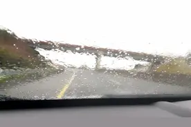 周末·科普丨这些车窗上的小黑点，原来有这么大用处！图片