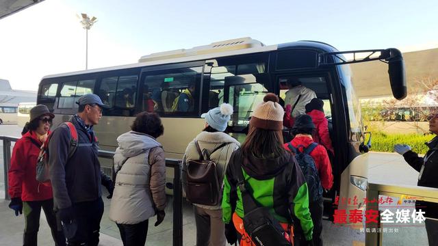 泰安迎来今年最大规模入境旅游团队 从教科书到实景 韩国登山团打卡“五岳独尊”