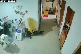 男子将电动自行车推入家中，未充电结果也自燃了！图片