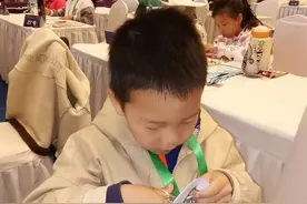 6岁“小传承人”自制《蝶梦国宝献瑞》剪纸作品参加济南非遗大赛图片