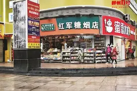 换2元现金收3元手续费？柳州一商家做法惹争议！律师：违规图片