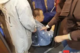 海南环岛高铁上紧急呼叫：“8车有位旅客身体不适！”一场暖心救助随即展开图片