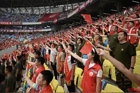 球迷高喊“欢迎老兵”，《强军战歌》今晚唱响凤凰山体育公园图片