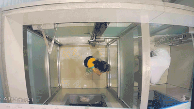 小女孩走丢，竟用ATM机自救……图片