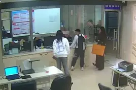 民警用这招帮小男孩寻回电话手表图片