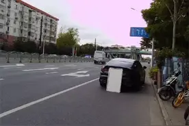 这是什么操作？实习期驾驶员收到违停提示短信反将号牌挡住，驾驶证12分扣完……图片