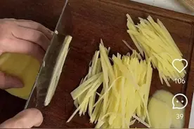 一个真敢教，一个真敢做！中国网友变身大厨，在线教外国人做菜……图片