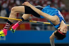 中国体坛的“泥石流”张国伟回来了！搞笑是认真的，跳高更是认真的图片