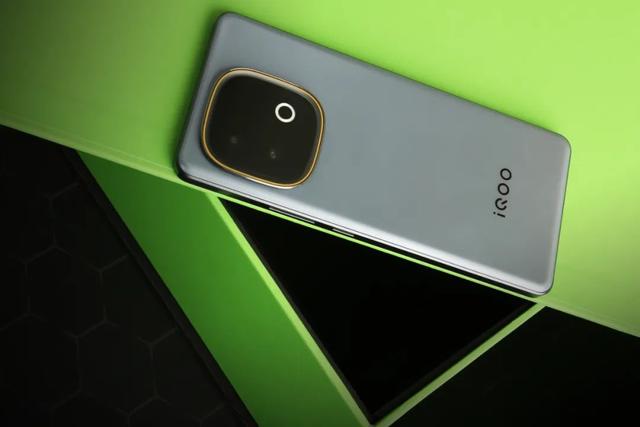 这叫“十全大补‘玩’”！iQOO Z10 Turbo+继续“天降猛人”