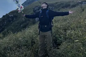 西安00后小伙爬山捡拾200多个塑料瓶：认识不少志同道合的朋友，组团一起捡垃圾图片