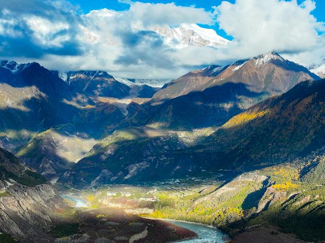 雅鲁藏布大峡谷秋景如画