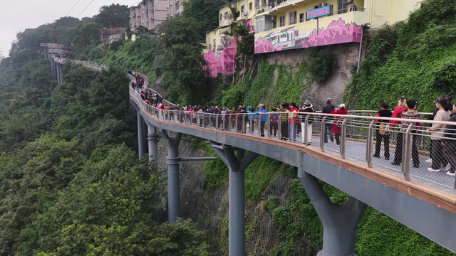央媒看重庆｜重庆又一条步道火了，8D山城步道为何让人着迷？