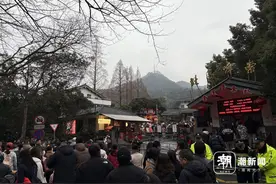 大年初五登高迎财神，北高峰索道排长队，财神庙门口挤满了人图片