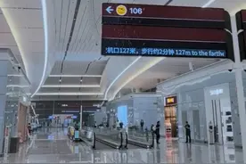 冰雹过后西安机场T5航站楼变“水帘洞” 该航站楼正式启用不到3个月图片