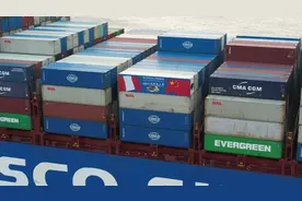 秘鲁钱凯港开来的第一艘船抵沪，带来3000多吨水果，还创造了一个新纪录图片