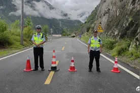 持续降雨致山体垮塌，四川省道217线牛背山大桥往泸定方向双向交通中断图片