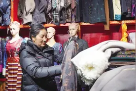 冬款藏装热销 民族特色与时尚色彩兼具的新式藏装获追捧图片