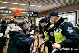 上海轨交公安提醒：乘坐地铁不能携带活禽，酒类可限量携带图片