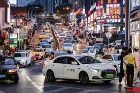 味蕾激发夜行，长沙等10城最爱打个车吃小龙虾！提醒：晚8点至晚10点是失物高峰图片