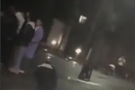 夜间街头多人爬行，奇葩团建当休矣图片