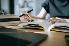 每周只放一天，晚上申请延迟熄灯，还有家长觉得不够紧……你家高中生是怎样的作息？图片