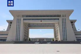 新疆霍尔果斯公路口岸年出入境人员首次突破100万人次图片