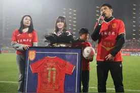 重庆“老队长”雨中挥别绿茵场 铜梁龙小兄弟将赛季首胜献给他图片