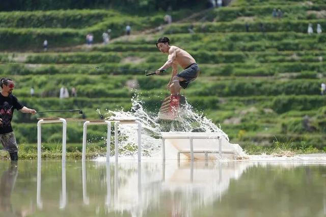梯田尾波冲浪成顶流 五一期间这个景区跨界玩法引爆全网